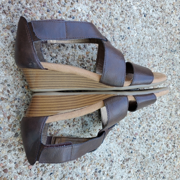 A2 Aerosoles Heelrest Dark Brown Strappy Sandals 7.5 Wedge - Picture 5 of 8